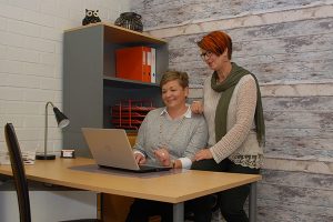 Hanna Jousimaa ja Tarja Pyrä Riihimäen Asuntokeskuksesta